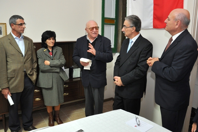 Mix-xellug għal-lemin: Is-Sur Francis Galea u s-Sa Marlene Saliba, ħbieb personali ta’ Doreen Micallef; ir-Rev. Prof. Peter Serracino Inglott, li bierek id-Dar; is-Sur Carmel Azzopardi, il-President tal-Akkademja tal-Malti; u Dr Louis Galea li meta kien Ministru ħadem biex Dar Doreen Micallef tgħaddi f’idejn l-Akkademja