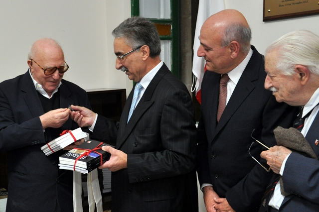 Il-President tal-Akkademja jagħti wħud mill-aħħar pubblikazzjonijiet ta’ Il-Malti lir-Rev. Prof. Serracino Inglott bħala tifkira. Jidhru wkoll Dr Louis Galea u l-Inġ. Maurice Mifsud Bonnici, it-Teżorier tal-Akkademja