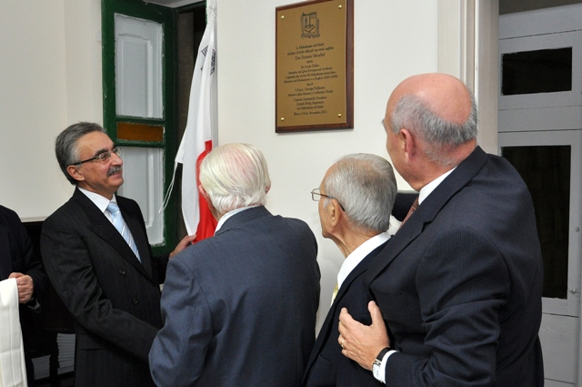 Il-kxif tal-plakka kommemorattiva minn Dr Louis Galea u s-Sur Carmel Azzopardi, flimkien mal-Inġ. Maurice Mifsud Bonnici u s-Sur Anton Cassar, żewġ membri veterani tal-Akkademja