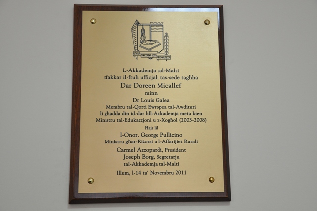 Il-plakka li nkixfet bħala tifkira tal-okkażjoni tal-ftuħ uffiċjali tad-Dar, f’Jum l-Akkademja tal-Malti 2011